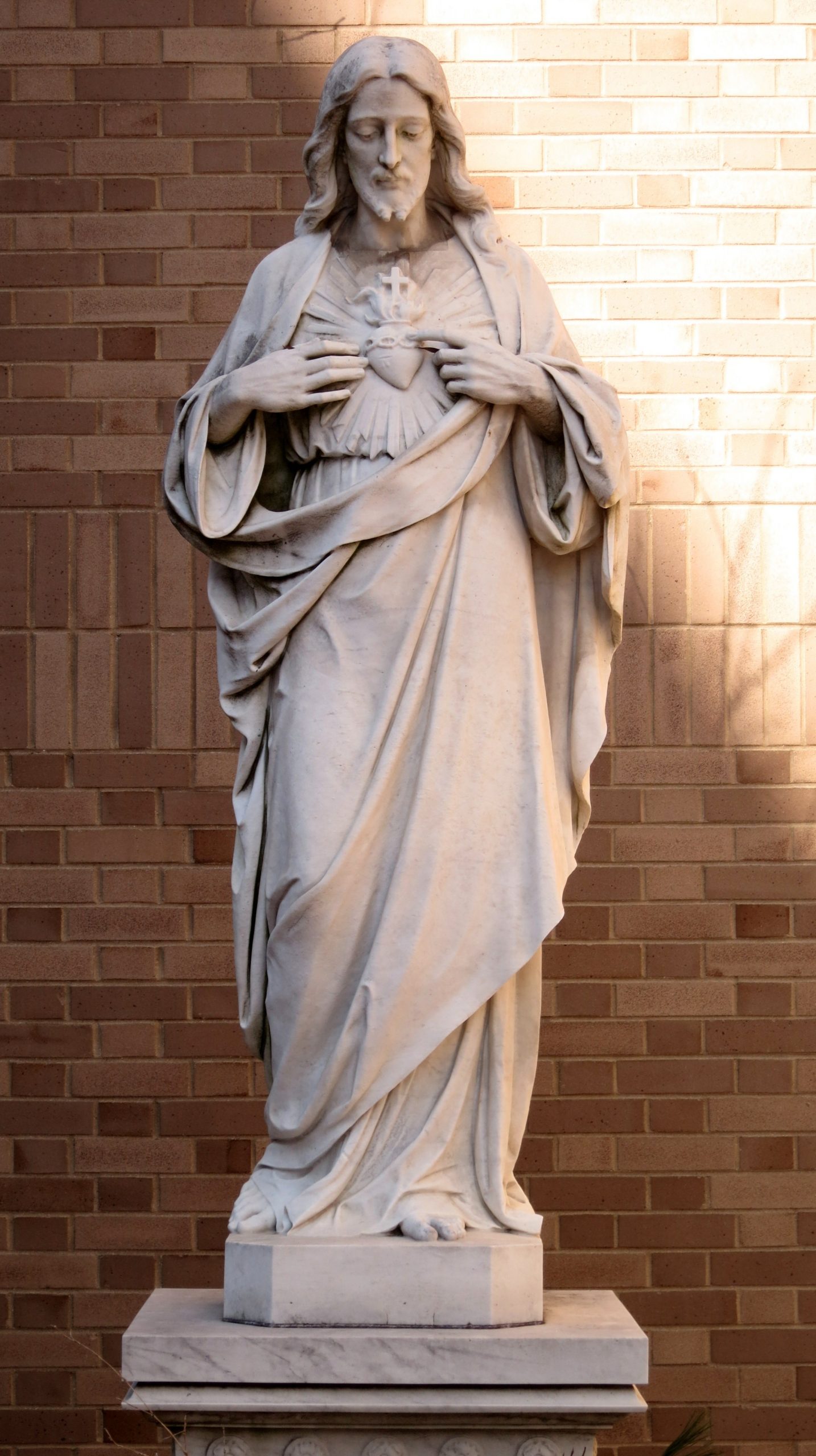 Sacred heart jesus statue