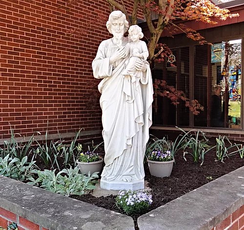 Statue of saint Joseph with the Infant Jesus