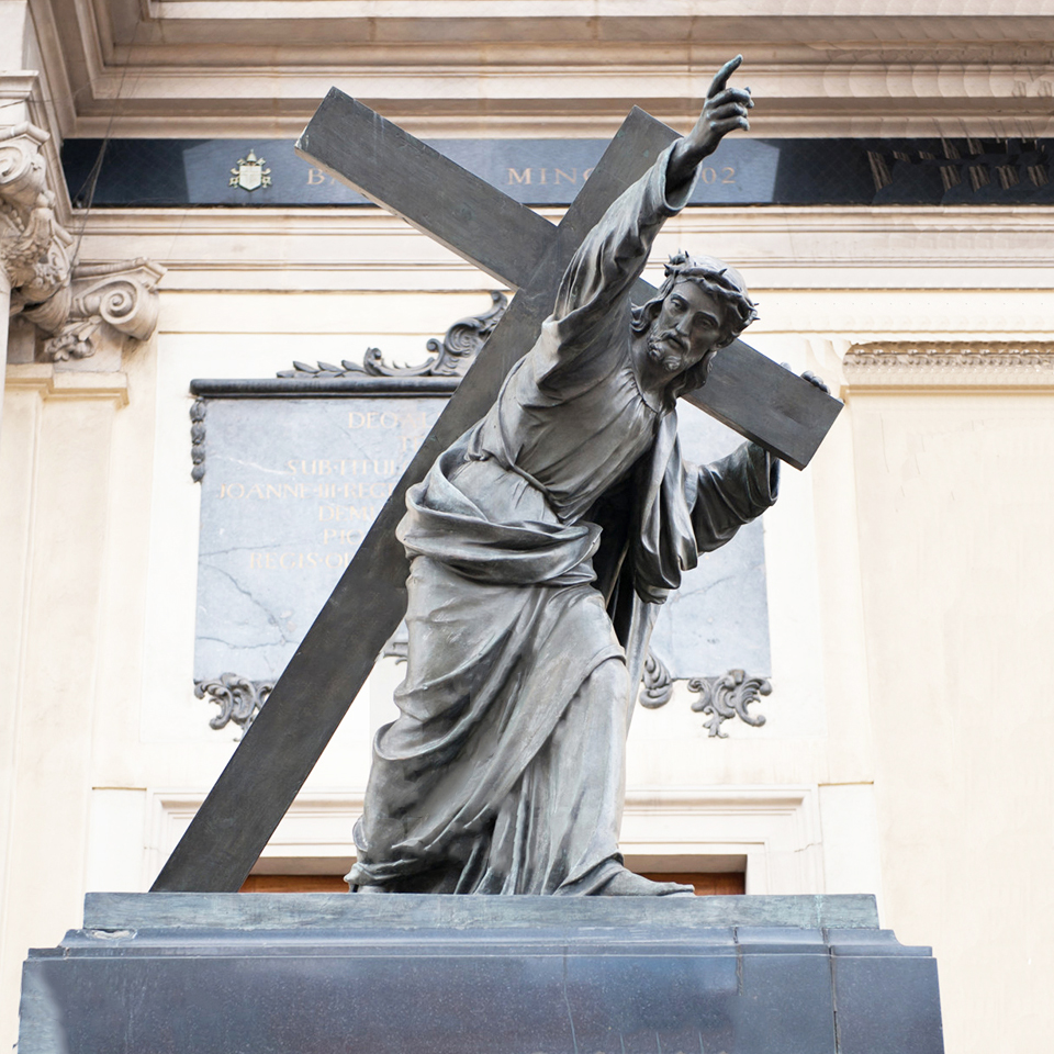 High Quality jesus christ carries his cross Bronze execution statue