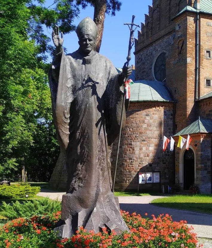 statue of Polish pope John Paul II
