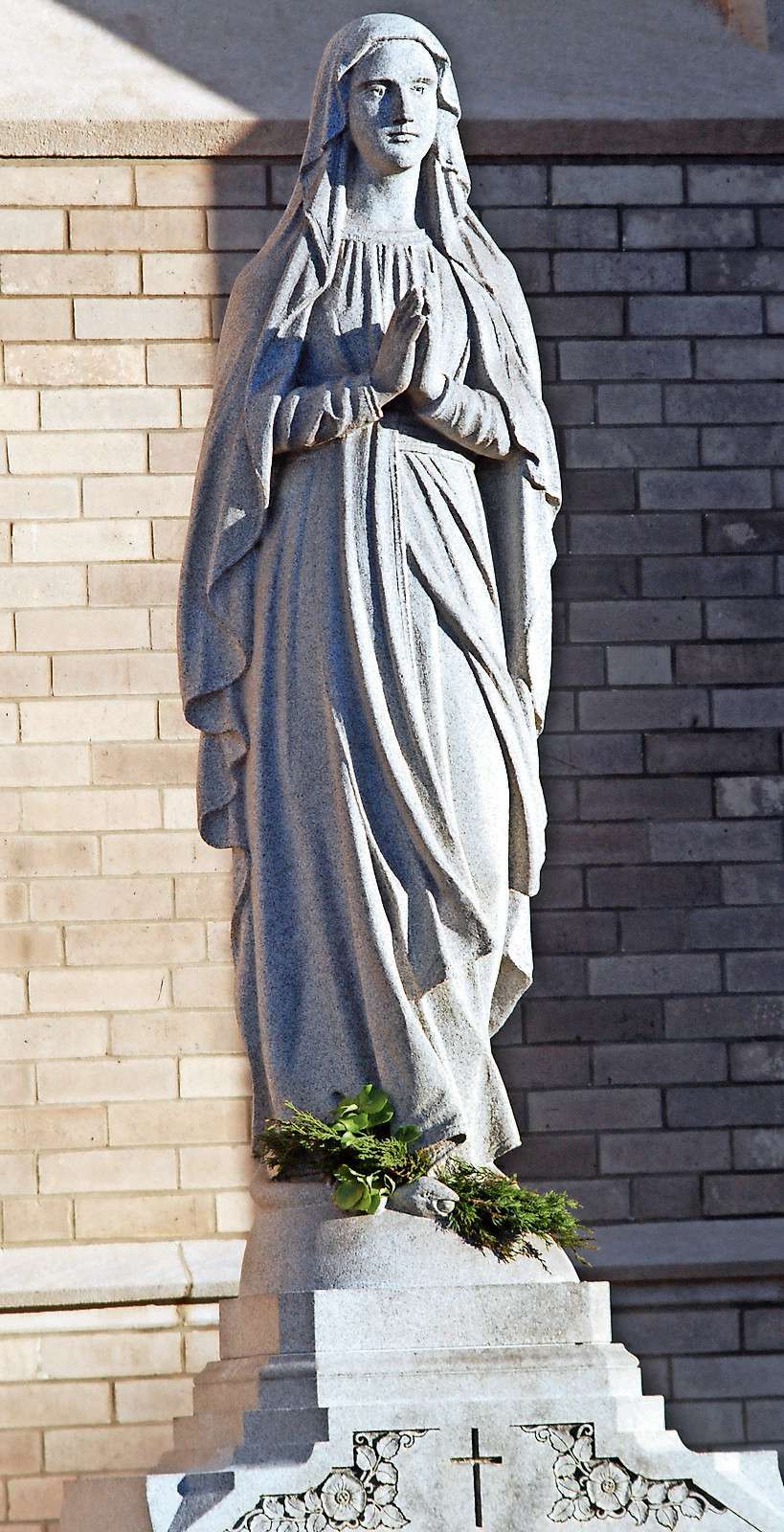 our lady of grace outdoor garden statue (4)