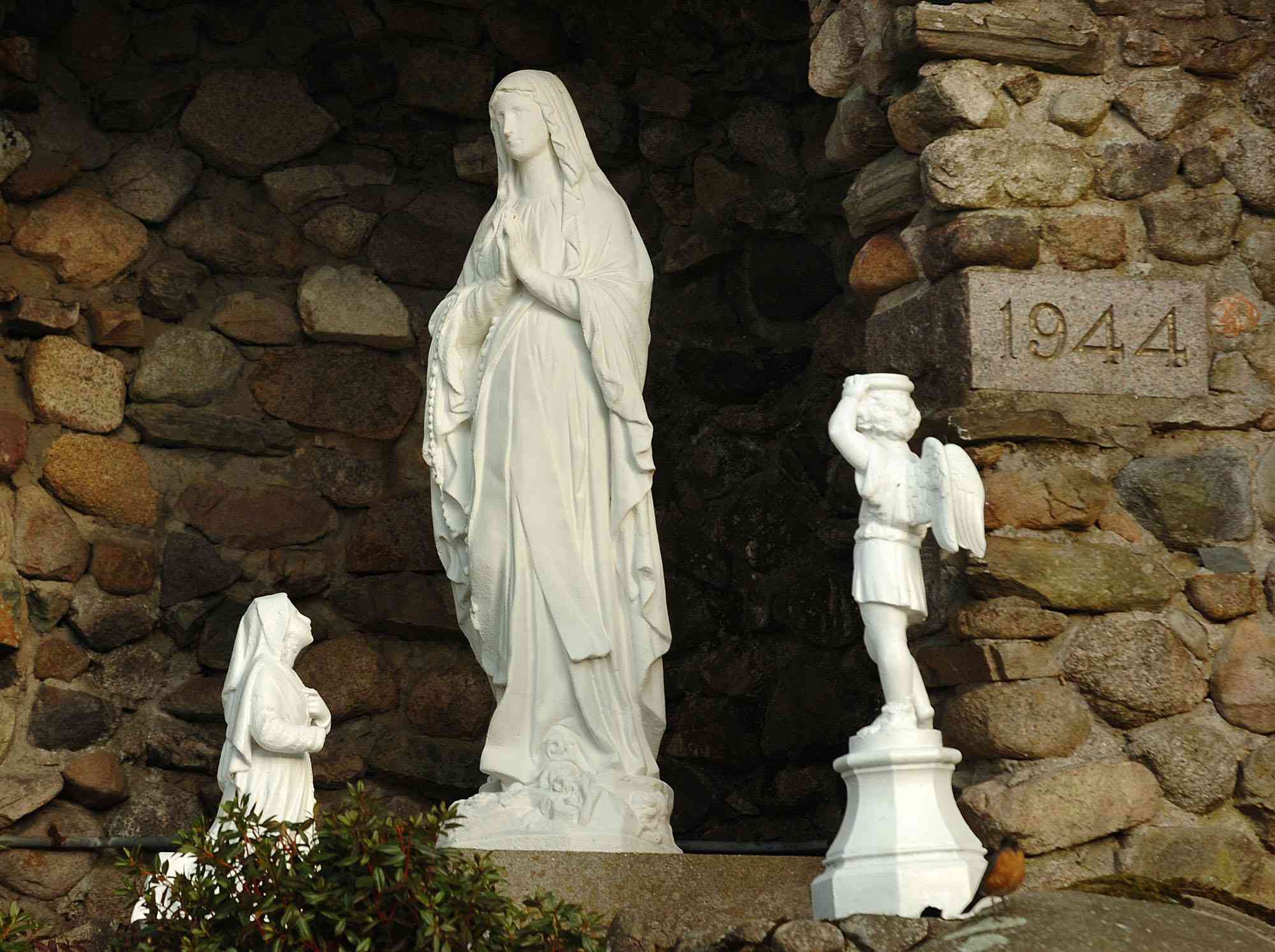 our lady of grace statue outdoor (1)