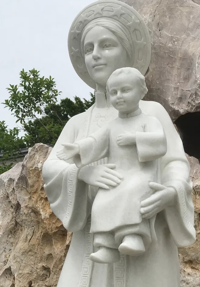our lady of lavang statue (1)
