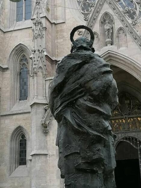 bronze St. Pauls statue