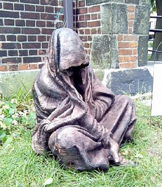 famous statue Jesus as a homeless beggar draws